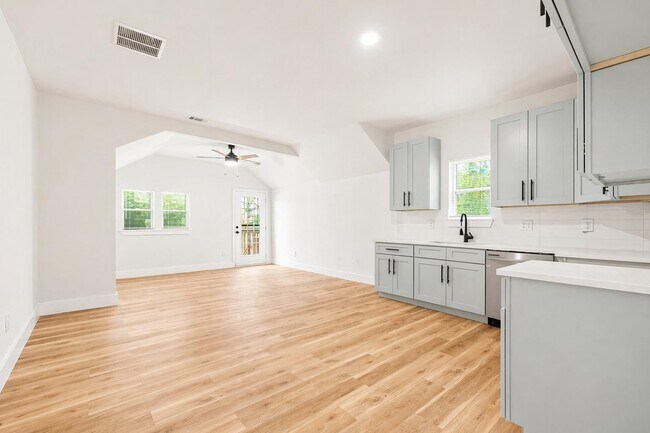 Photo - 1595 Court Ave