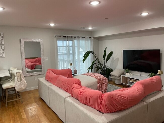 Building Photo - 153 Bowen St Unit 1