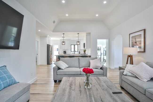 Photo - Fully Furnished 3BR Home in Long Beach W/ Appliances