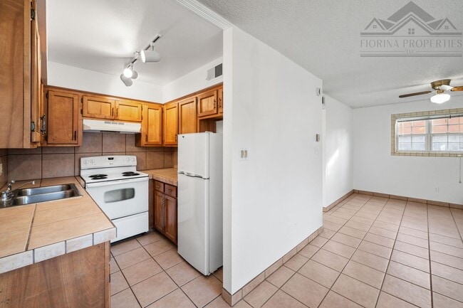Building Photo - Santa Fe Charm on Camino Capitan Unit Apt. 3