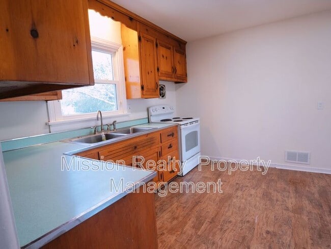 Photo - 2500 Byron St