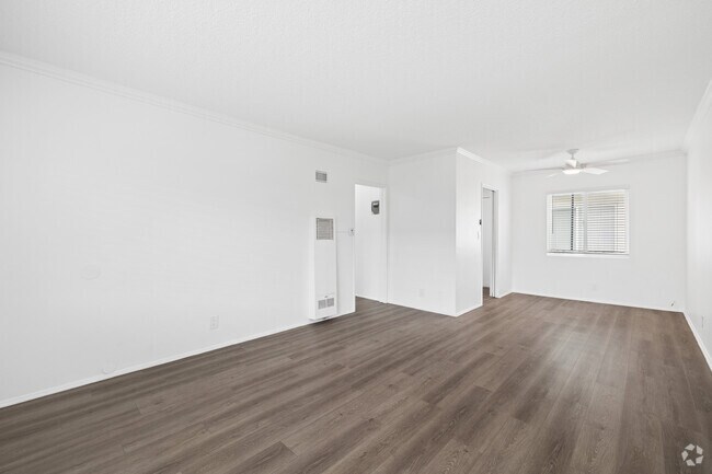 1BR, 1BA - 675SF - Living Room