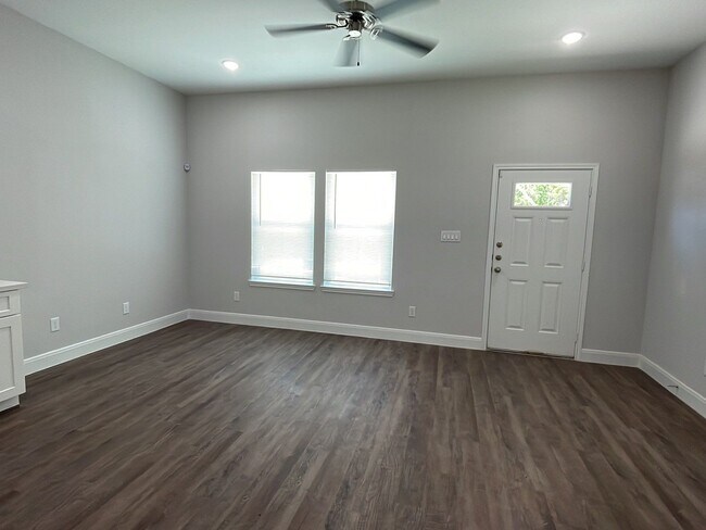 Photo - 832 Elkhart St