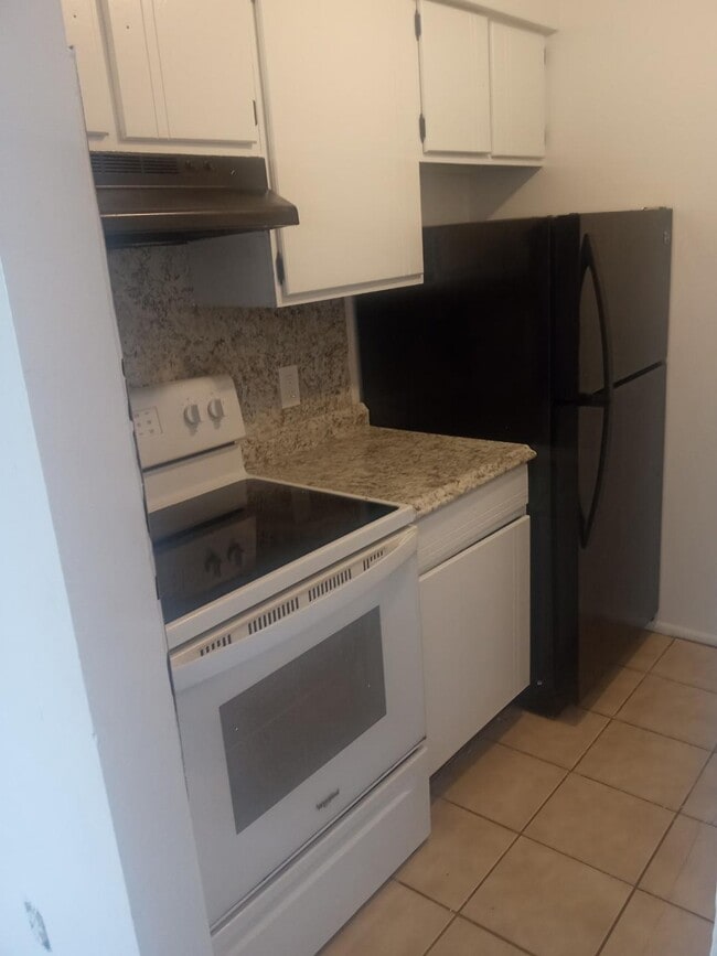 Kitchen stove & ref - 1315 Noble Ave Unit B3