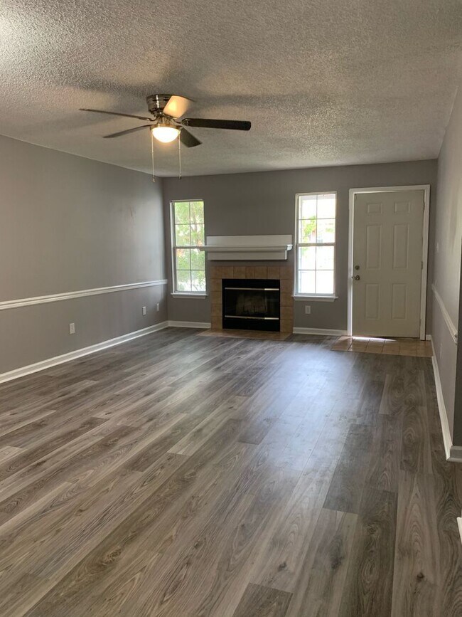 Photo - Spectacular Freshly Renovated 2 Bedroom 2 ...