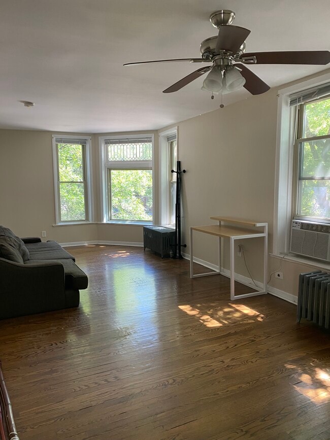 Livingroom - 2900 N Richmond St Unit 1R