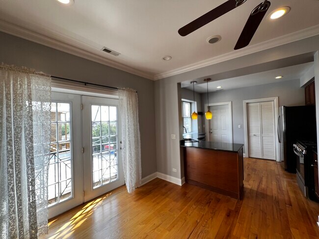 Photo - 2707 W Glenlake Ave