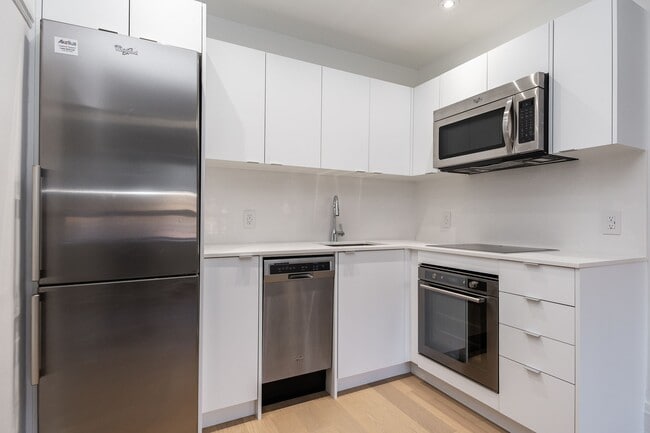 Building Photo - 110 Oriole Pkwy Unit 102