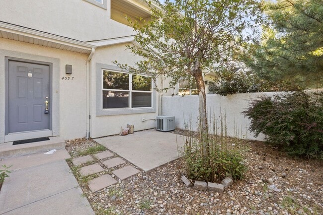 Building Photo - Recently Remodeled 2BD Townhome in The Pin...