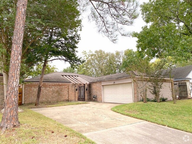 Building Photo - Briar Hill Beauty- Coming Soon Rental