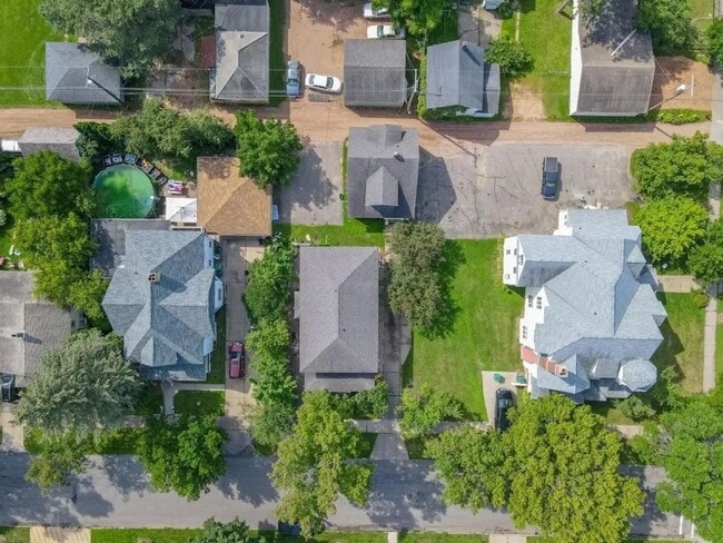 Photo - Click the “Apply Now” button or email wapmrentals@gmail.com for a prompt response.