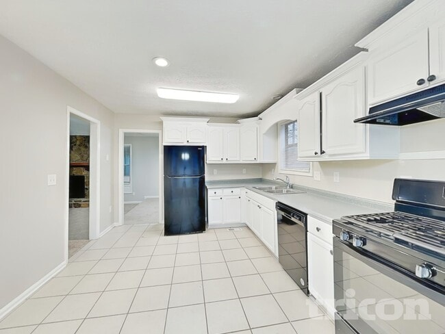 Photo - 303 Lowe Ct NW