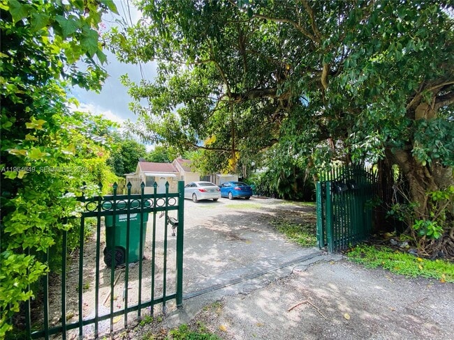 Building Photo - 326 NW 96th St Unit 1