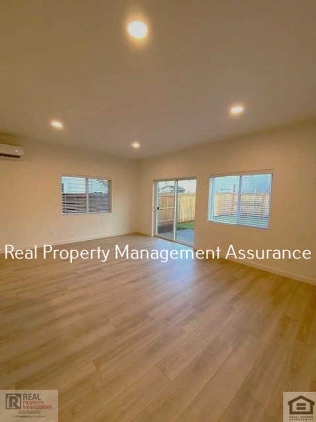 Photo - Modern 3 Bedroom Duplex With Garage!!