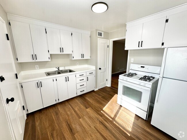 Building Photo - 2 Weeks FREE! Beautiful 2 Bed 1 Bath with ... Rental