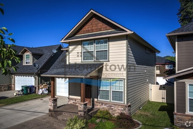 Building Photo - 3 Bedroom 2.5 Bathroom Custom Craftsman w/... Rental