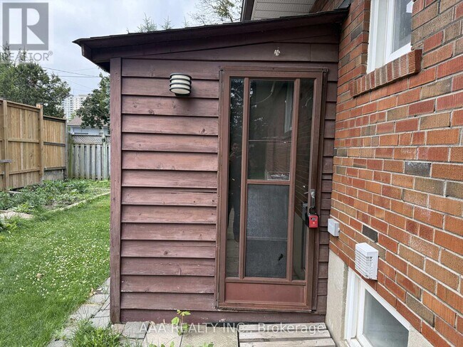 Photo - 27 Kingsview Blvd
