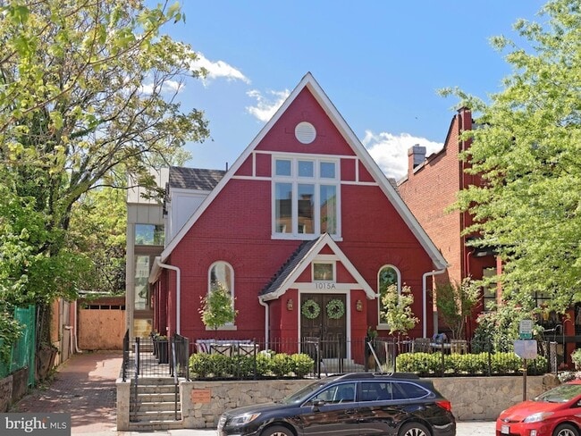 Building Photo - 1015 D St NE