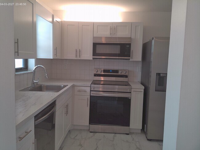 Building Photo - 9233 SW 8th St Unit 404