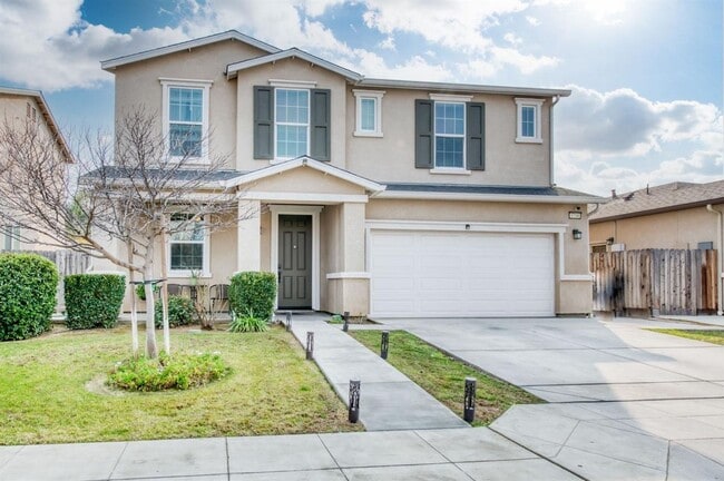 Building Photo - Wonderful 4 Bed / 2.5 Bath