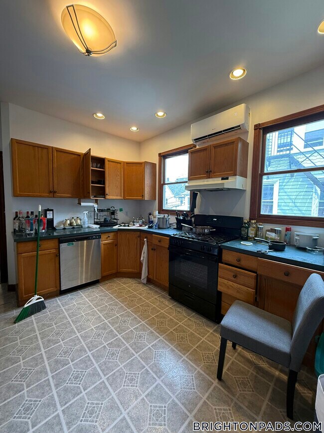 Building Photo - 32 Etna St Rental