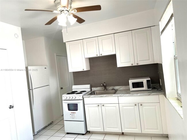 Building Photo - 1931 Jefferson St Unit E