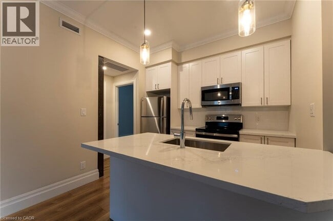 Photo - 100 Charlton Ave W Unité 201