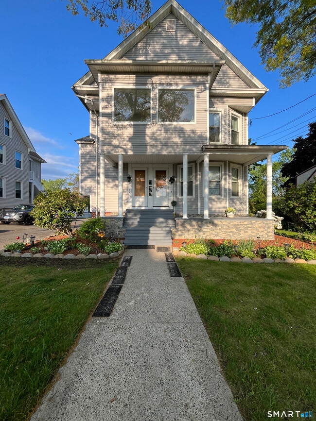 Building Photo - 553 Townsend Ave Unit 3