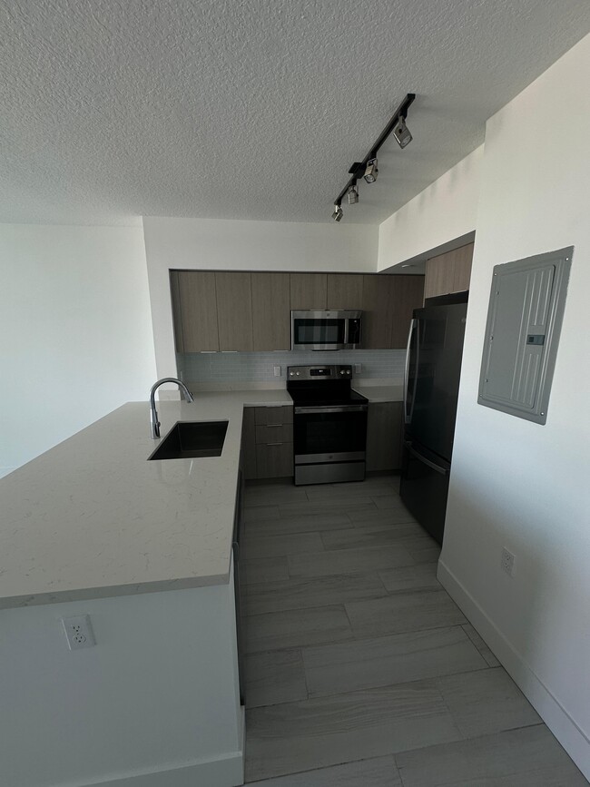 Building Photo - 102 NE 1st Ave Unit A54 Rental