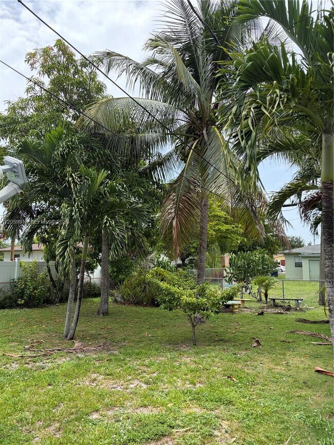 Photo - 613 NW 5th Ct