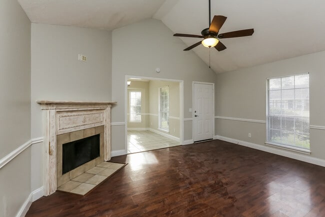 Photo - 2038 Red Oak Dr