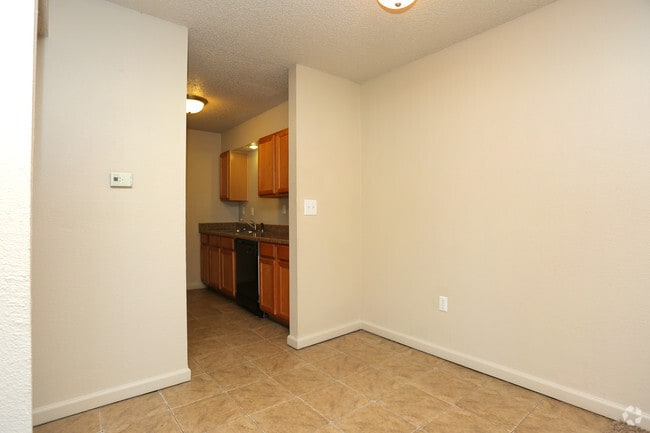 1BR - 600SF - Dining Area
