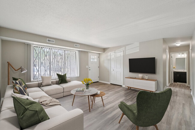 Espacio habitable con tablones de vinilo - Beachwood Townhomes