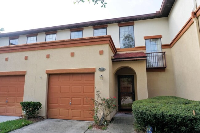 Building Photo - Townhome 2/2.5 with garage and access to Julington Creek amenities