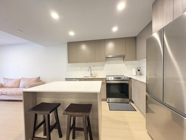 Building Photo - 1 bedroom in Surrey BC V3T 1A8