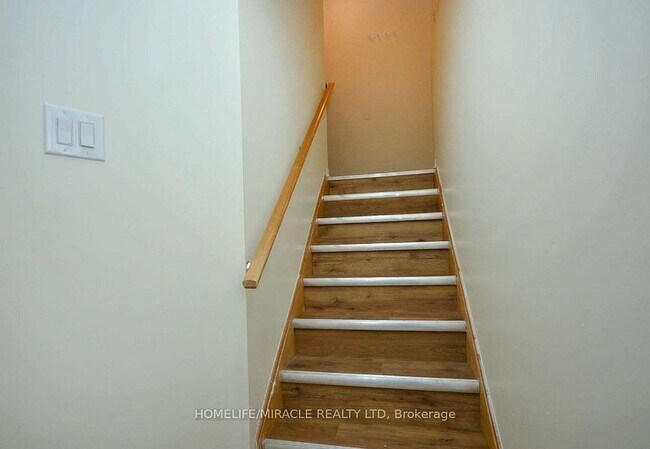 Photo - 833 Mays Cres