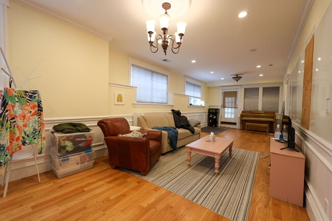 Building Photo - 127 Nonantum St Unit A