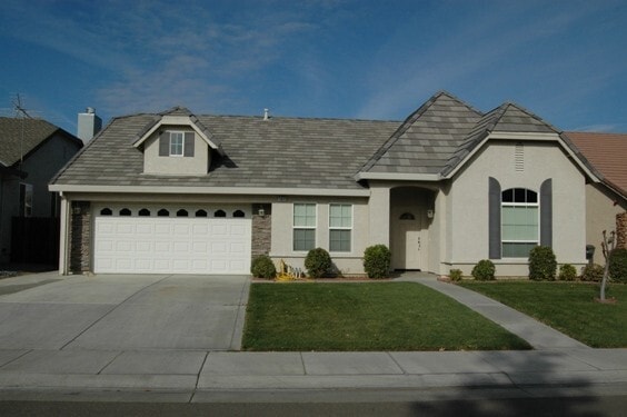 Building Photo - Spacious 3 Bed / 2 Bath Home – Over 2,000 Sq Ft