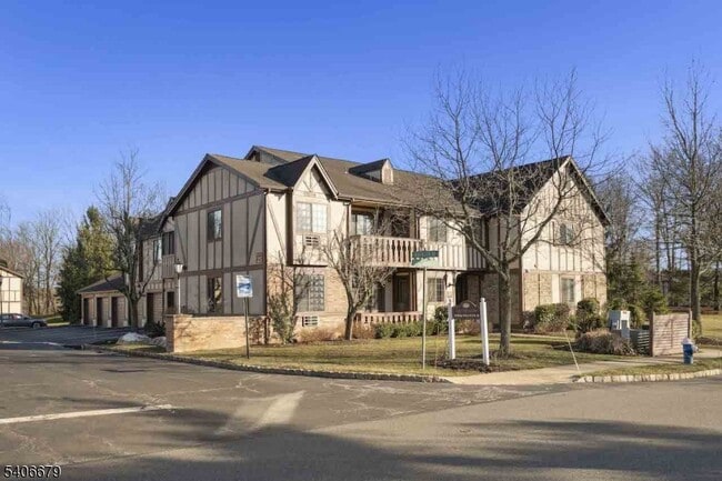 Building Photo - 25 Canterbury Rd Unit D