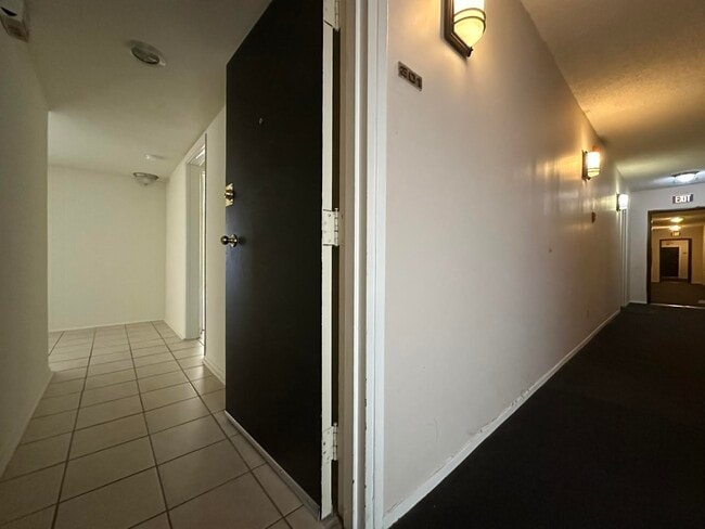 Unit Nº301 - Front Door Entry Way - 10006 Palms Blvd