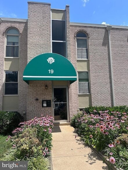 Photo - 19 Canterbury Square Unit 201