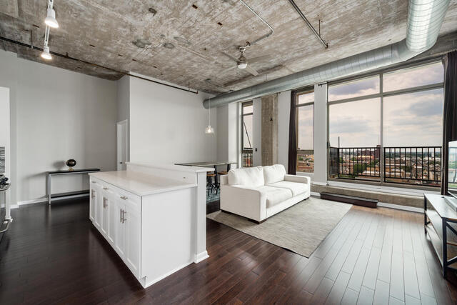 Photo - 1550 S Blue Island Ave Unidad 1125 Rental