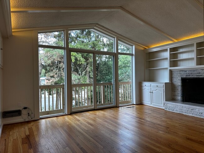Vaulted ceilings/window wall - 3030 Hardale Blvd Unit 2 Upper
