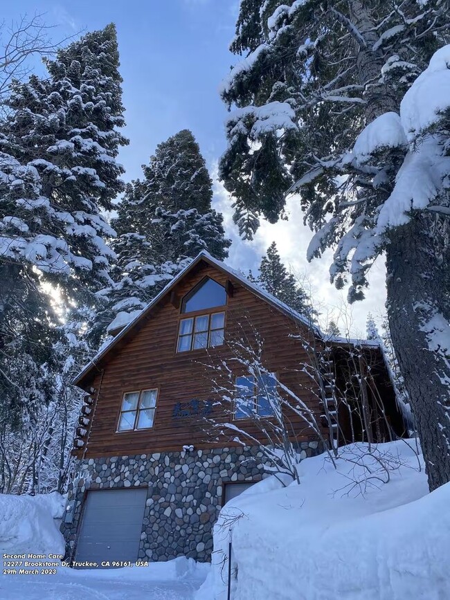 Building Photo - Charming Tahoe Donner Log Cabin with Hot Tub