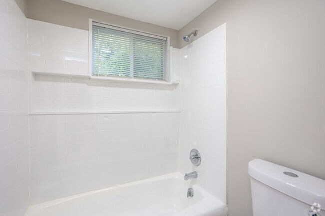 1BR, 1BA - 800SF - Bathroom
