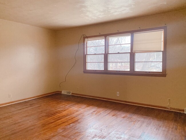 Photo - A wonderful 4-bedroom house in the Benson Gardens area - near Walmart Neighborhood Market, Asian ...