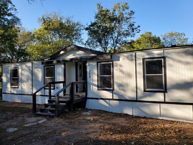 Building Photo - 309 W Gentry St Rental