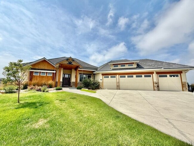 Building Photo - Luxury Golf Retreat in Berthoud with Breat... Rental