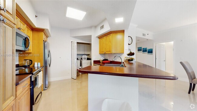 Building Photo - 3255 NE 184th St Unit 12410 Rental