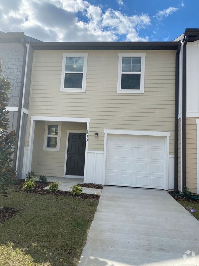Building Photo - 3 Bedroom 2.5 Bath Townhouse in Davenport ...